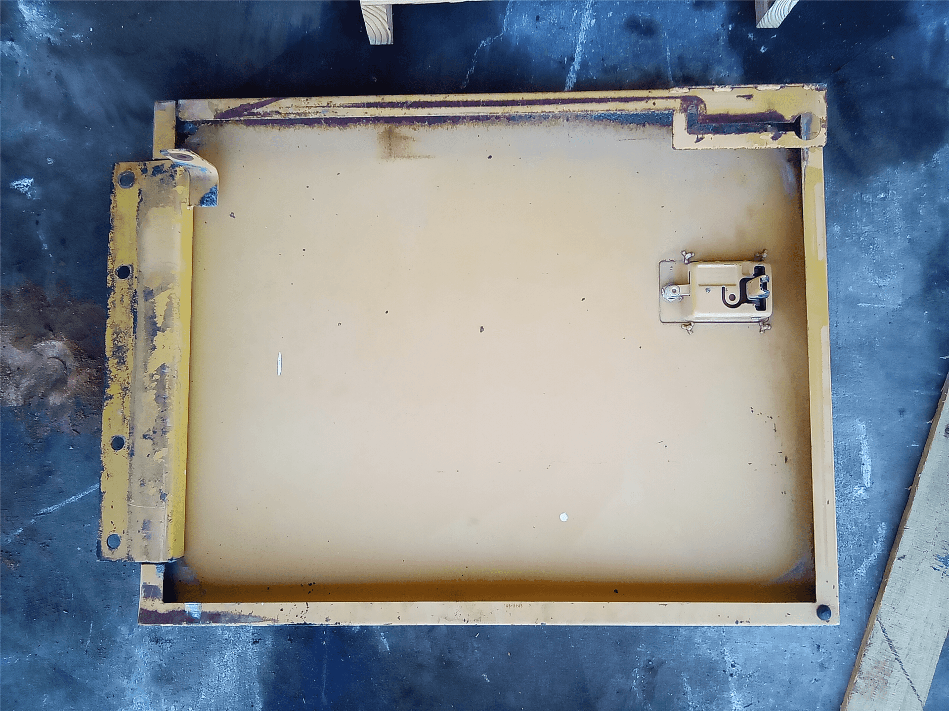 USED LH ENGINE PAN image 2