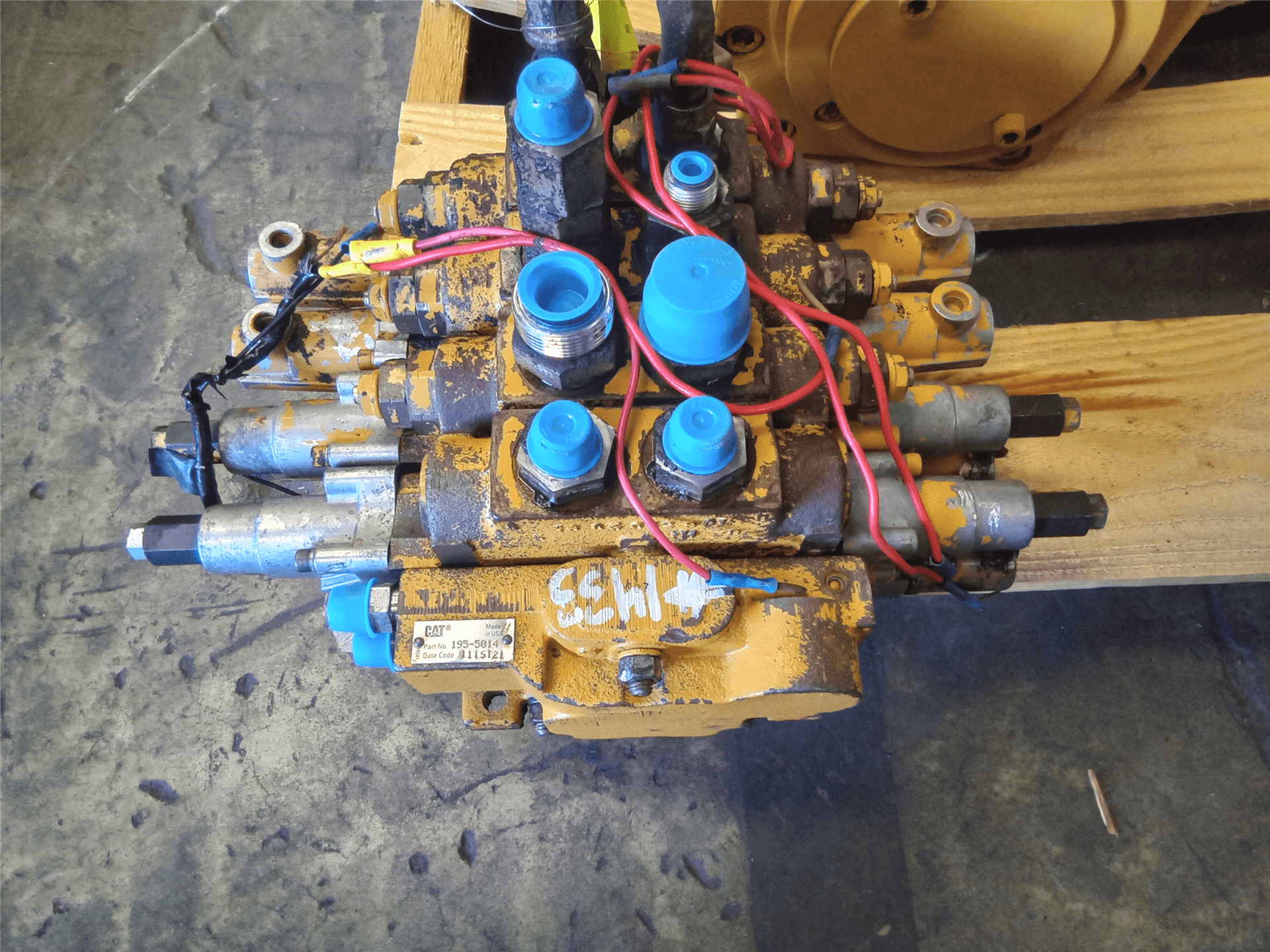 USED GRAPPLE VALVE image 4