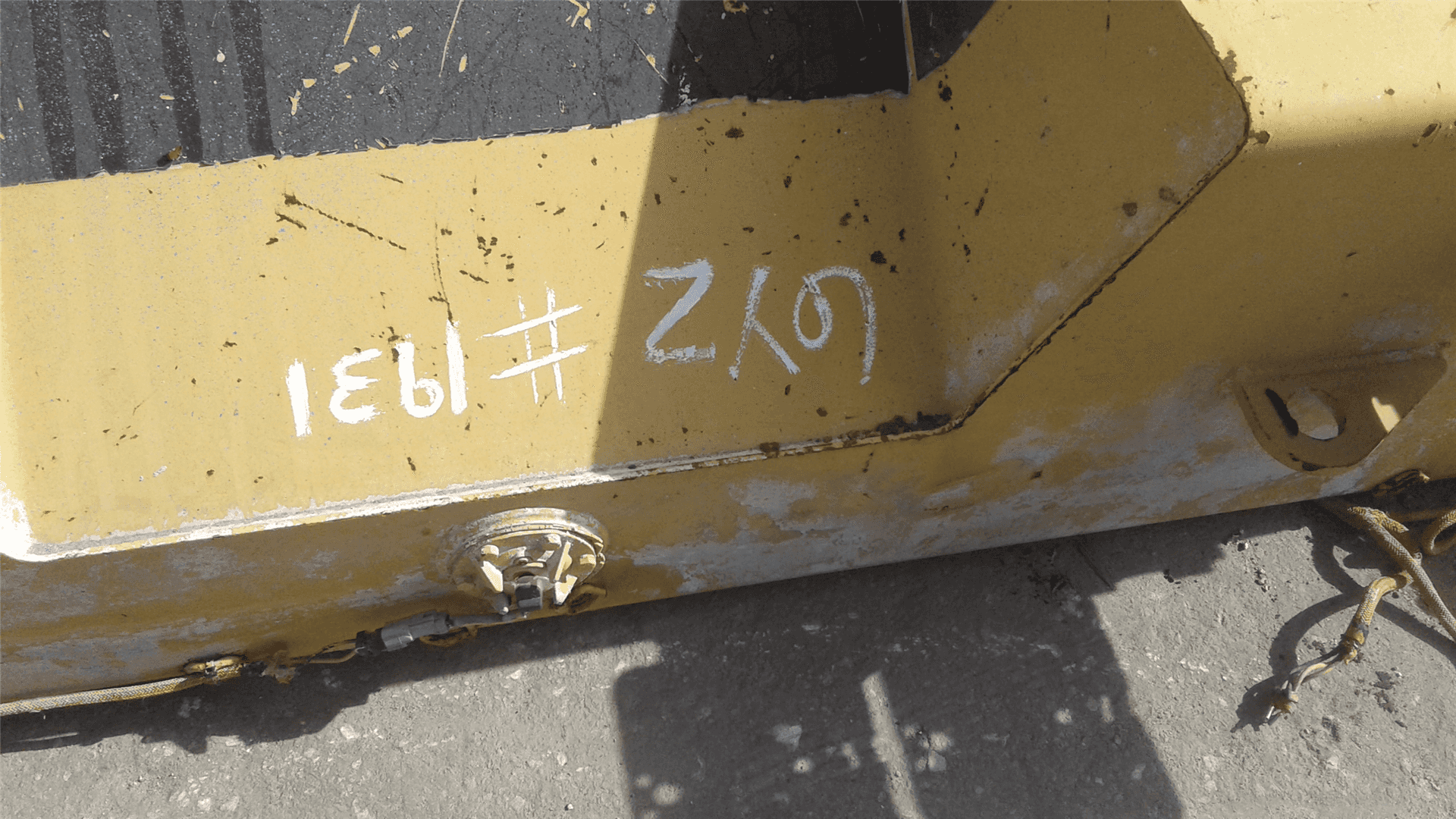 USED D8R FUEL TANK image 3