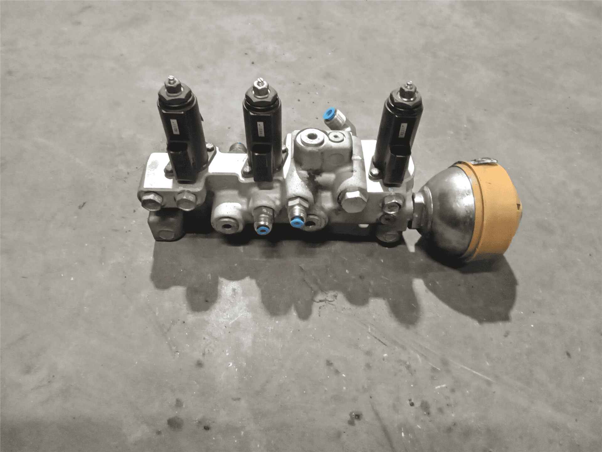 USED MANIFOLD GP image 2