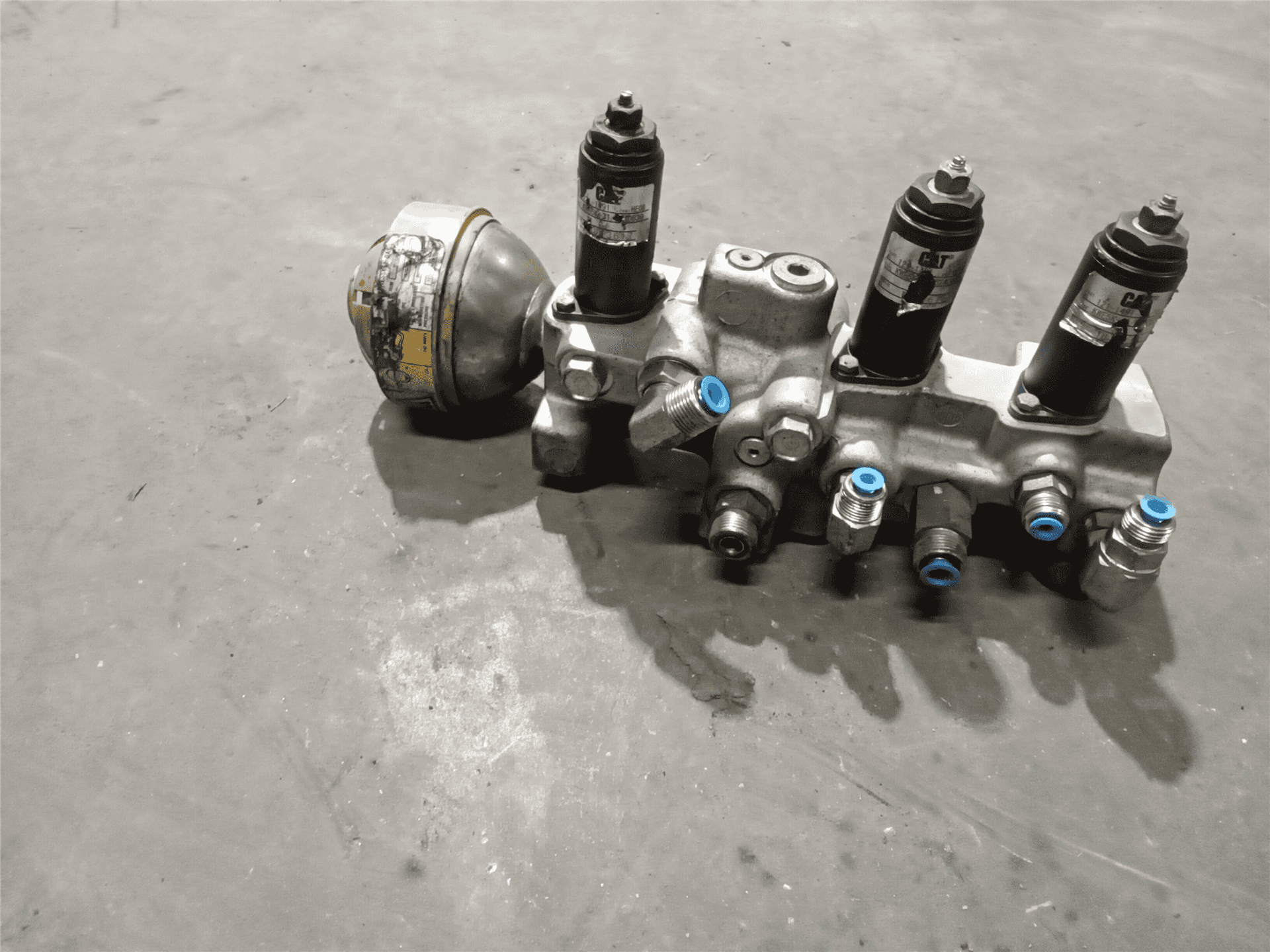 USED MANIFOLD GP image 3