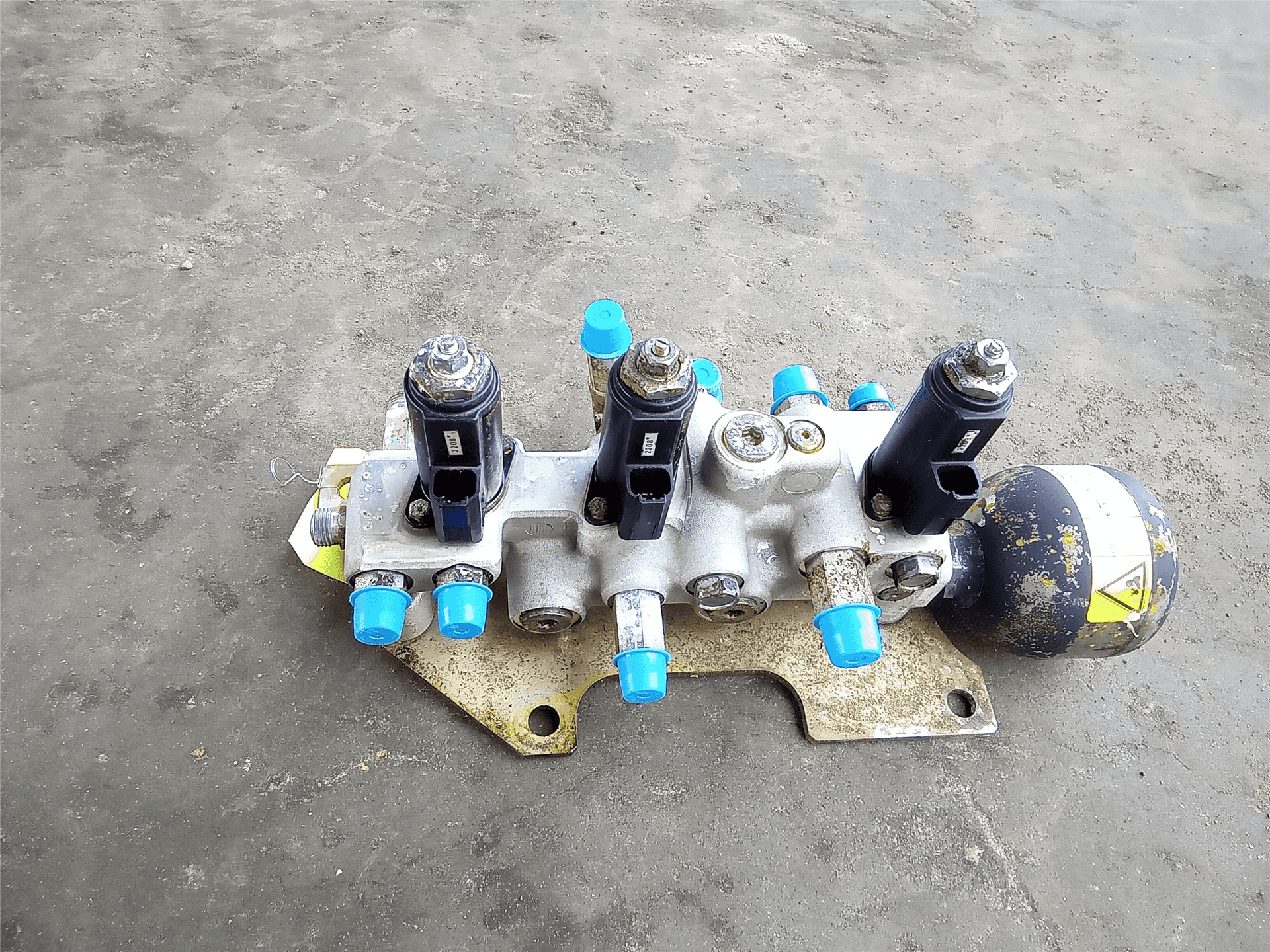 USED MANIFOLD GP image 4