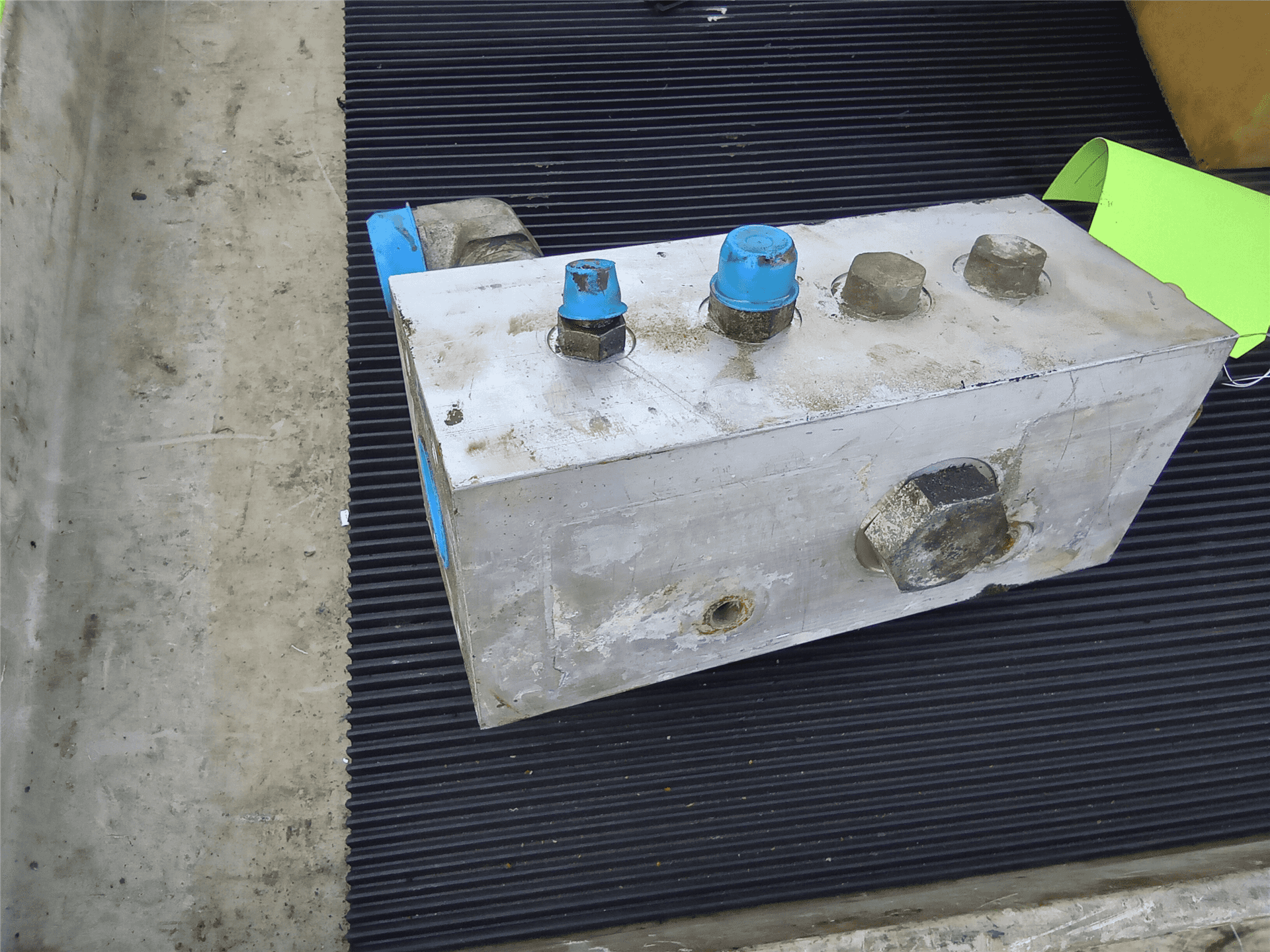 USED MANIFOLD image 2