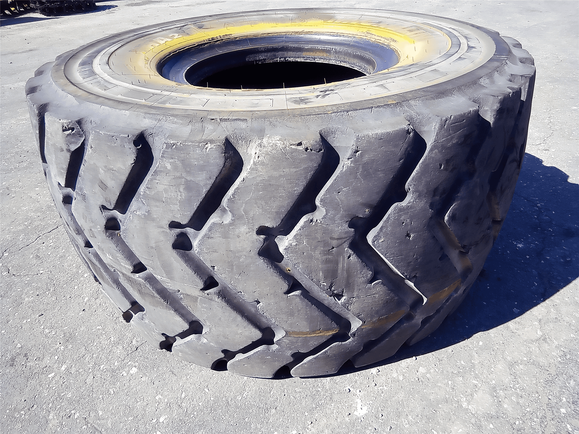 USED 875/65XR29 TI image 2