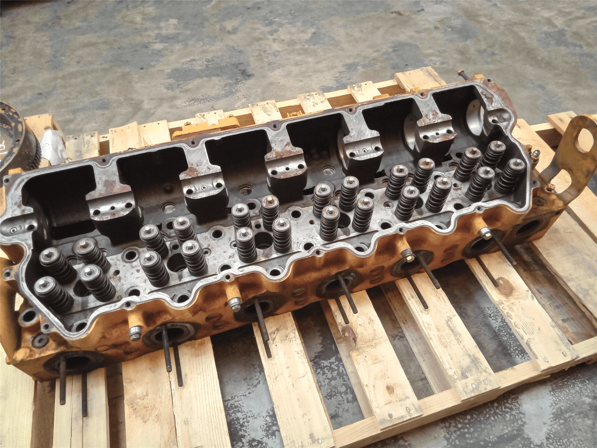 USED CYLINDER HEAD image 2