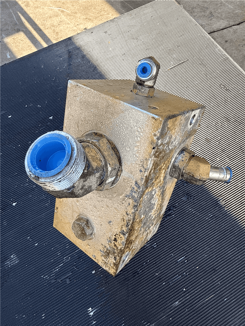 USED MANIFOLD image 2