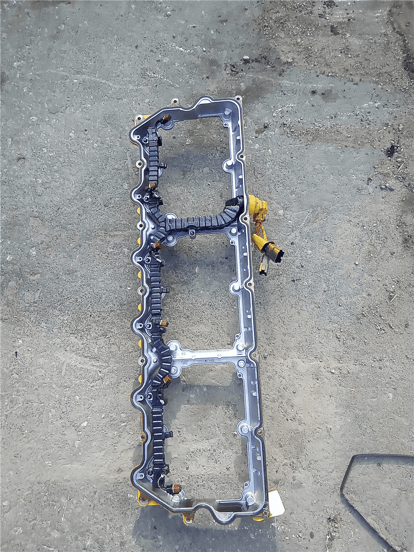 USED VALVE COVER image 2