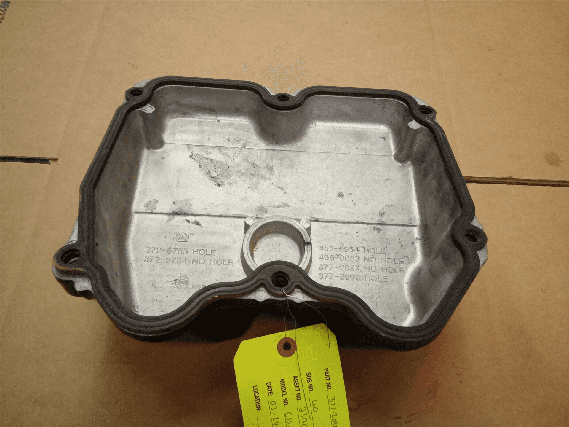 USED VALVE COVER image 2