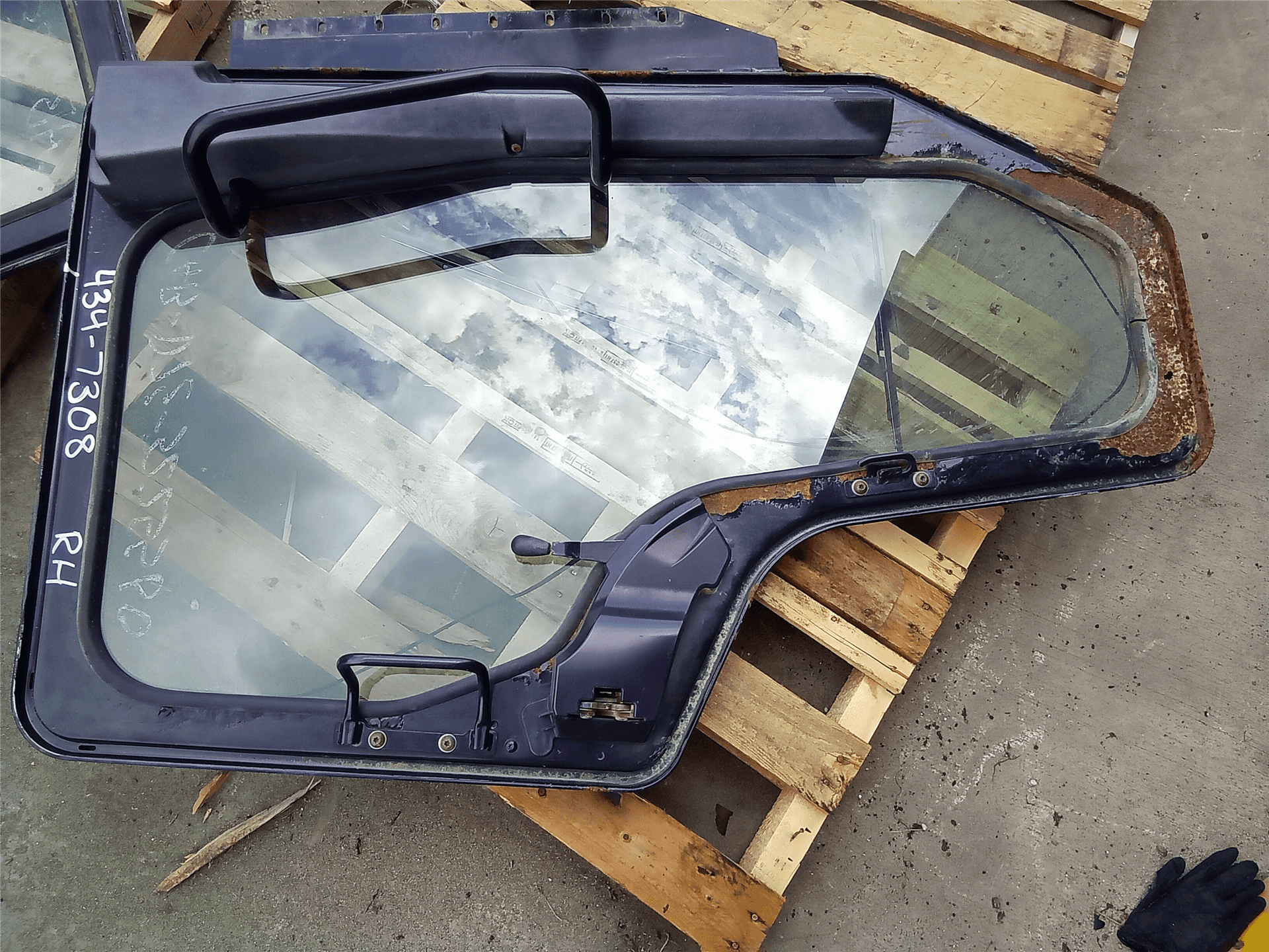 USED RH CAB DOOR image 2