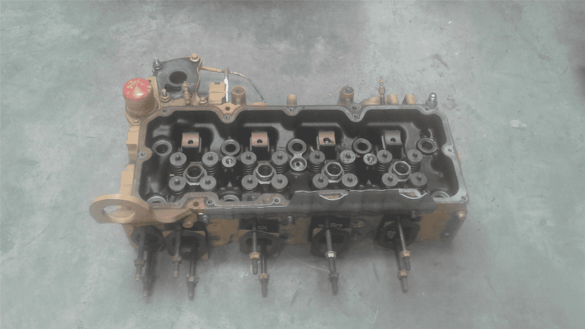 USED CYLINDER HEAD image 2