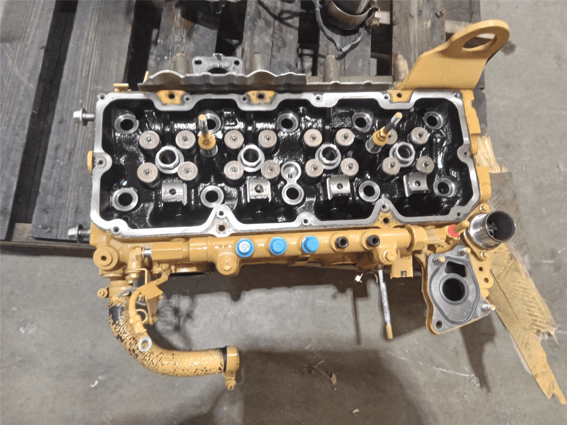 USED CYLINDER HEAD image 3