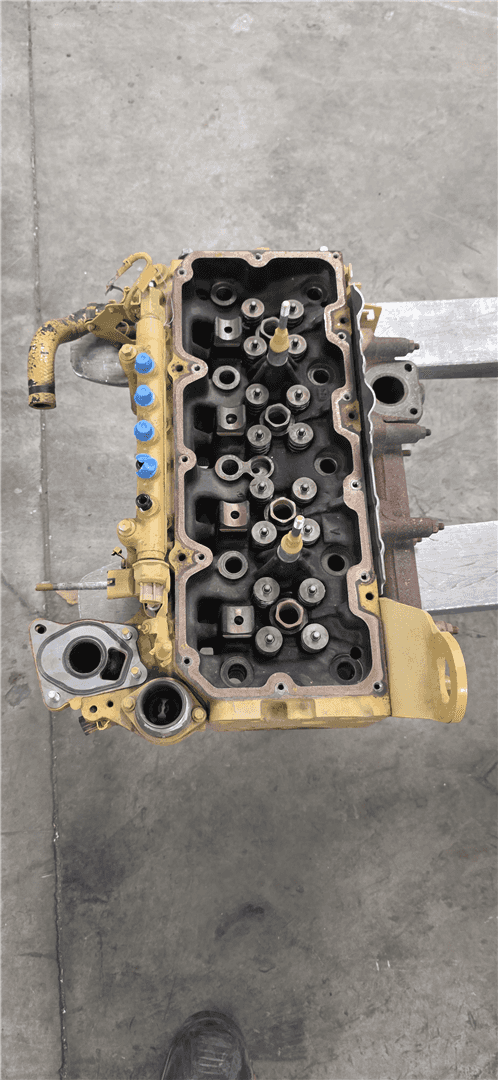 USED CYLINDER HEAD indicator image 1