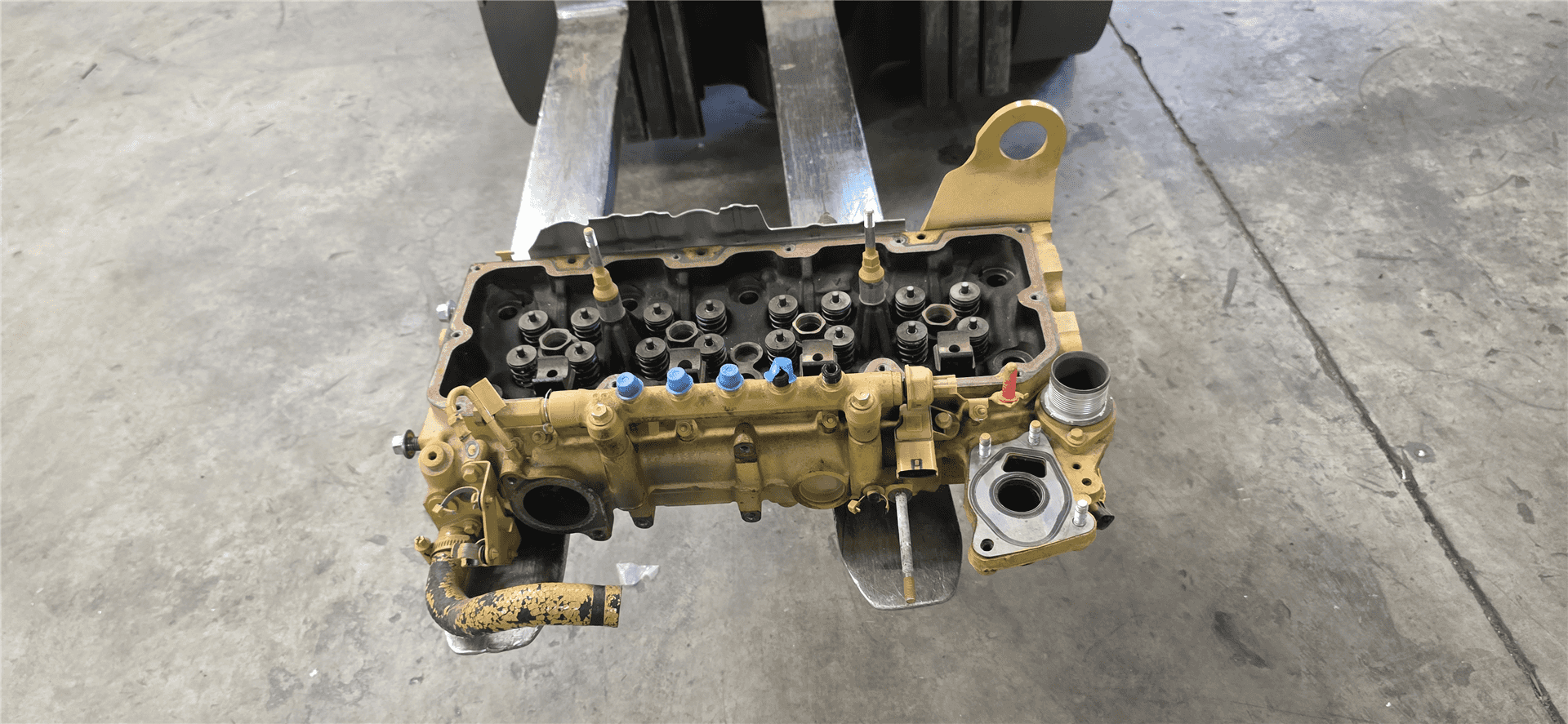 USED CYLINDER HEAD image 2