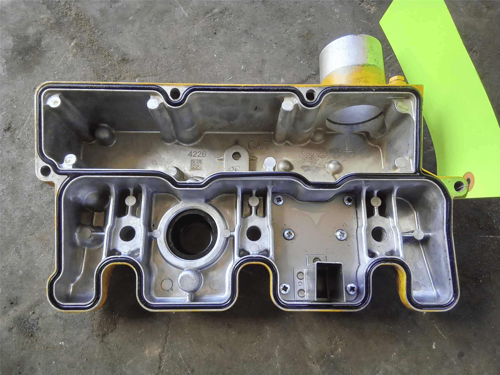 USED VALVE COVER image 2