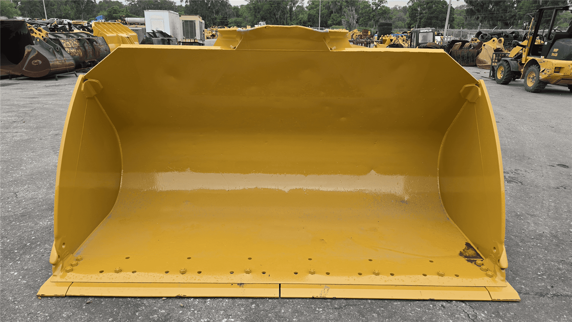 USED 4.5-CU YD BUC image 3