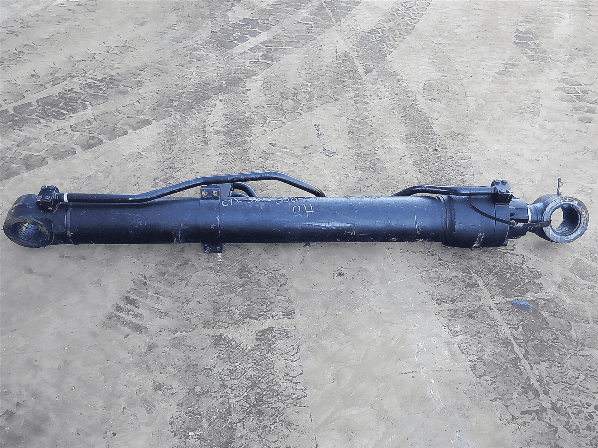 USED RH BOOM CYL image 2