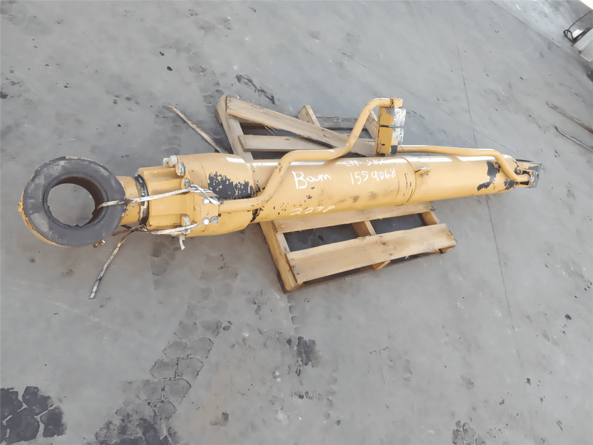 USED BOOM CYLINDER image 2