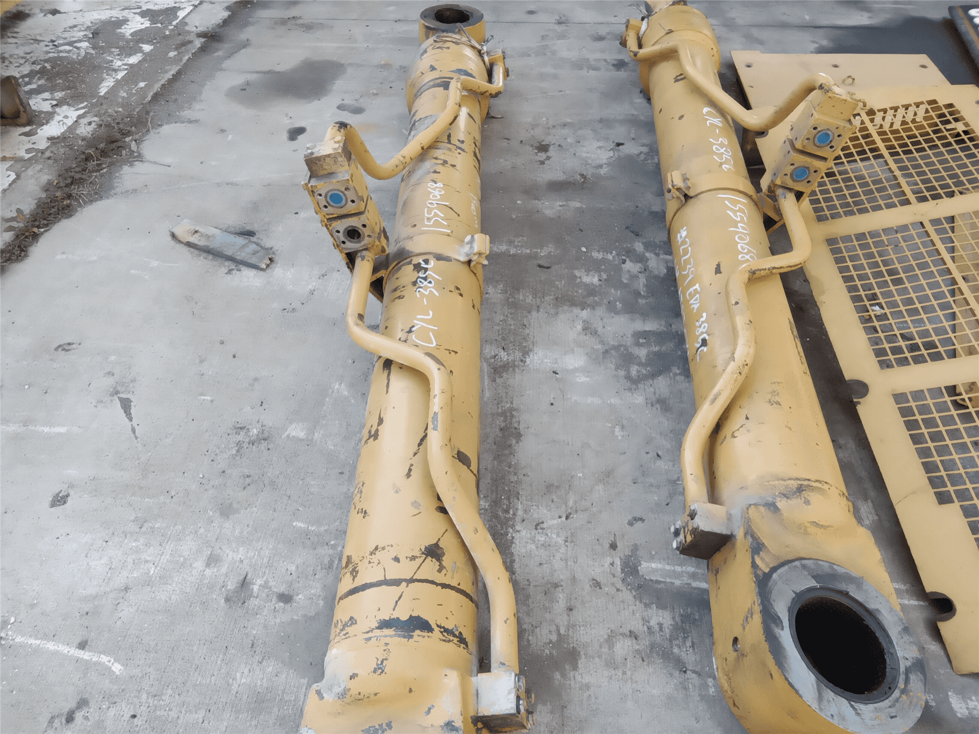 USED BOOM CYLINDER image 3