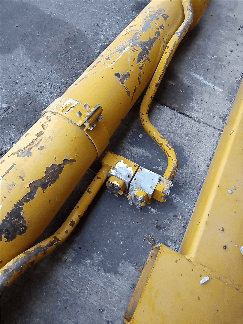 USED BOOM CYLINDER image 3