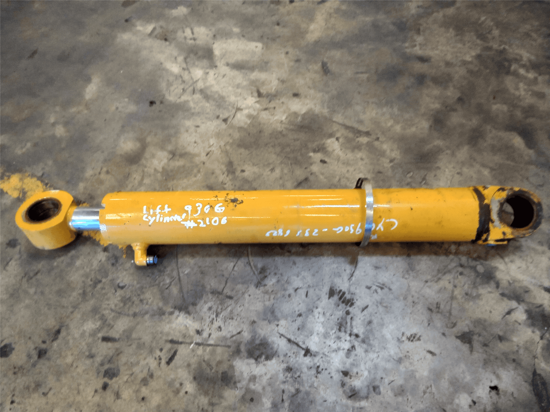 USED LIFT CYLINDER image 2
