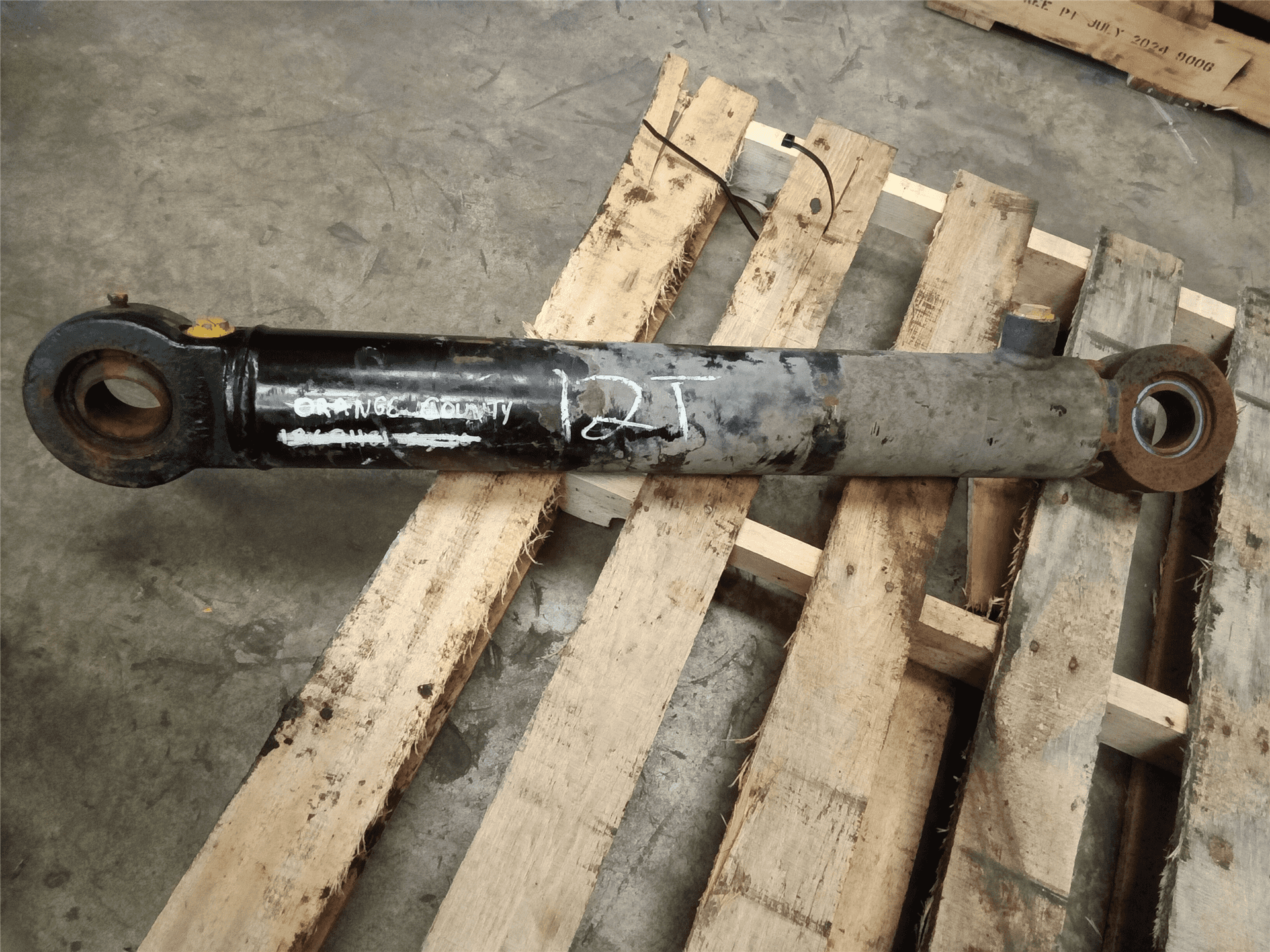 USED STEER CYLINDE image 2