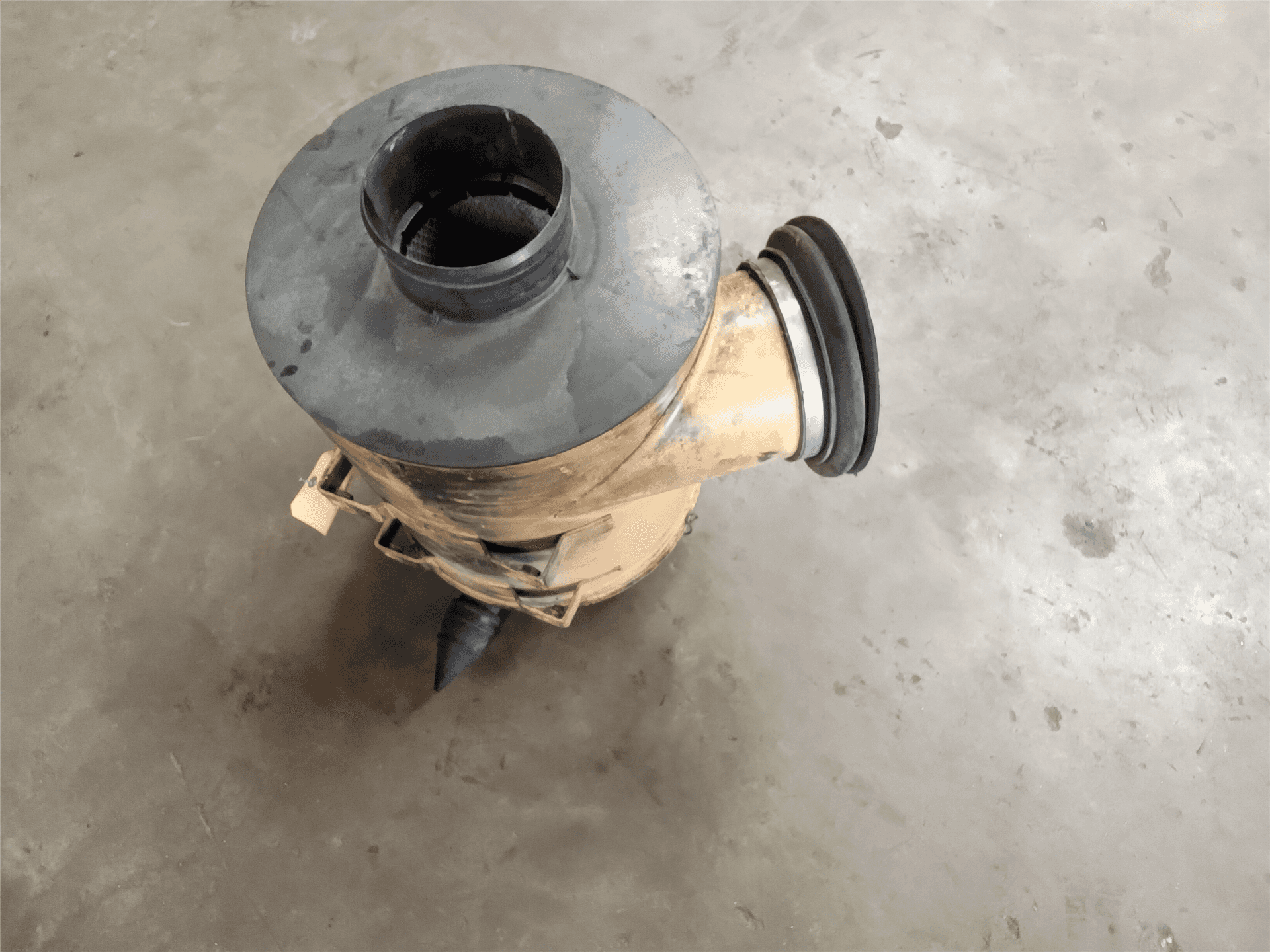 USED AIR CLEANER image