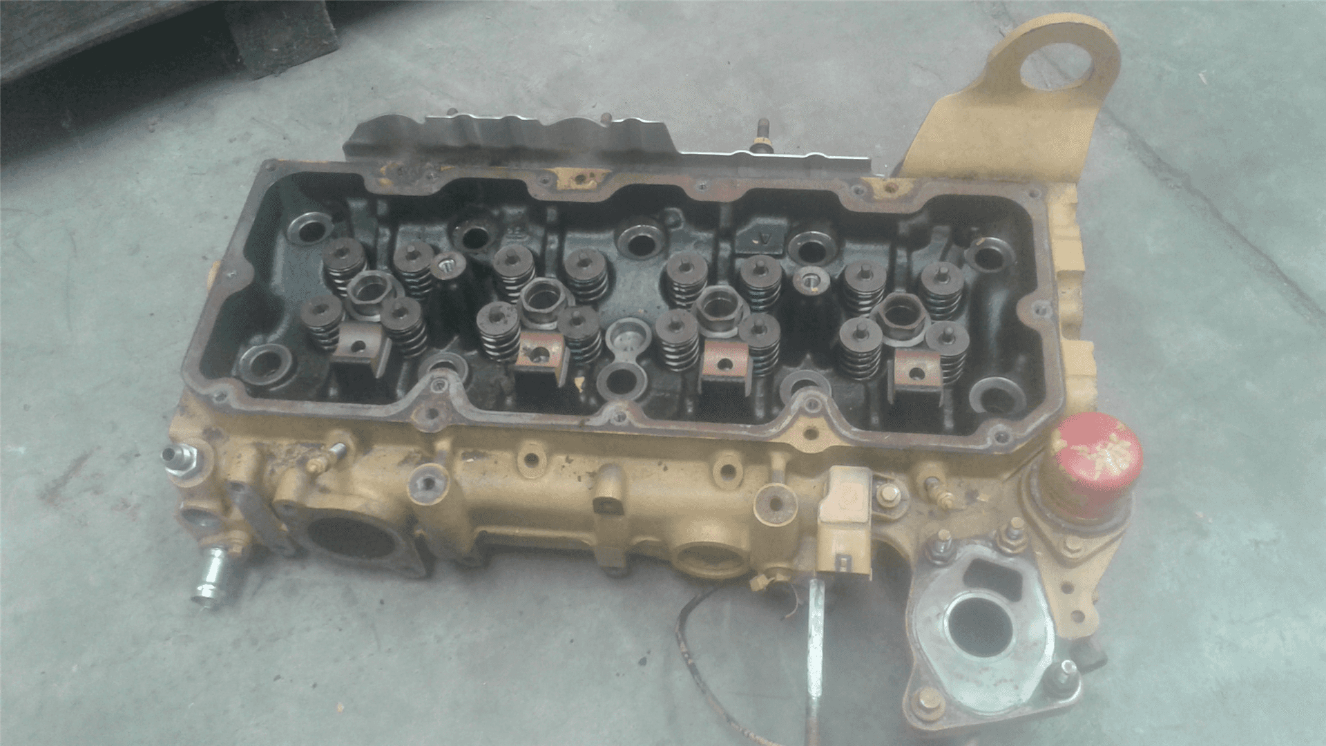 USED CYLINDER HEAD image