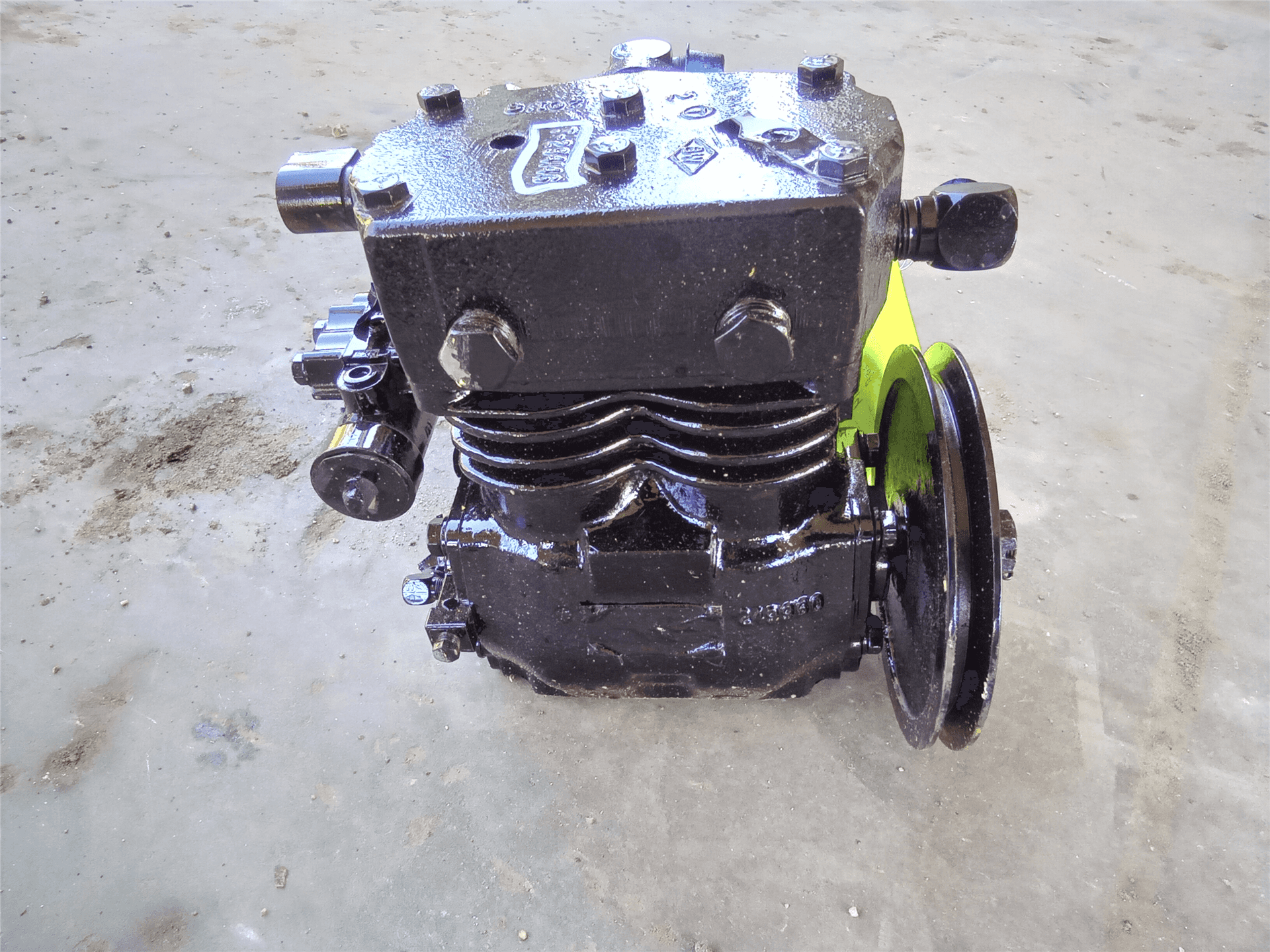 USED AIR COMPRESSO image