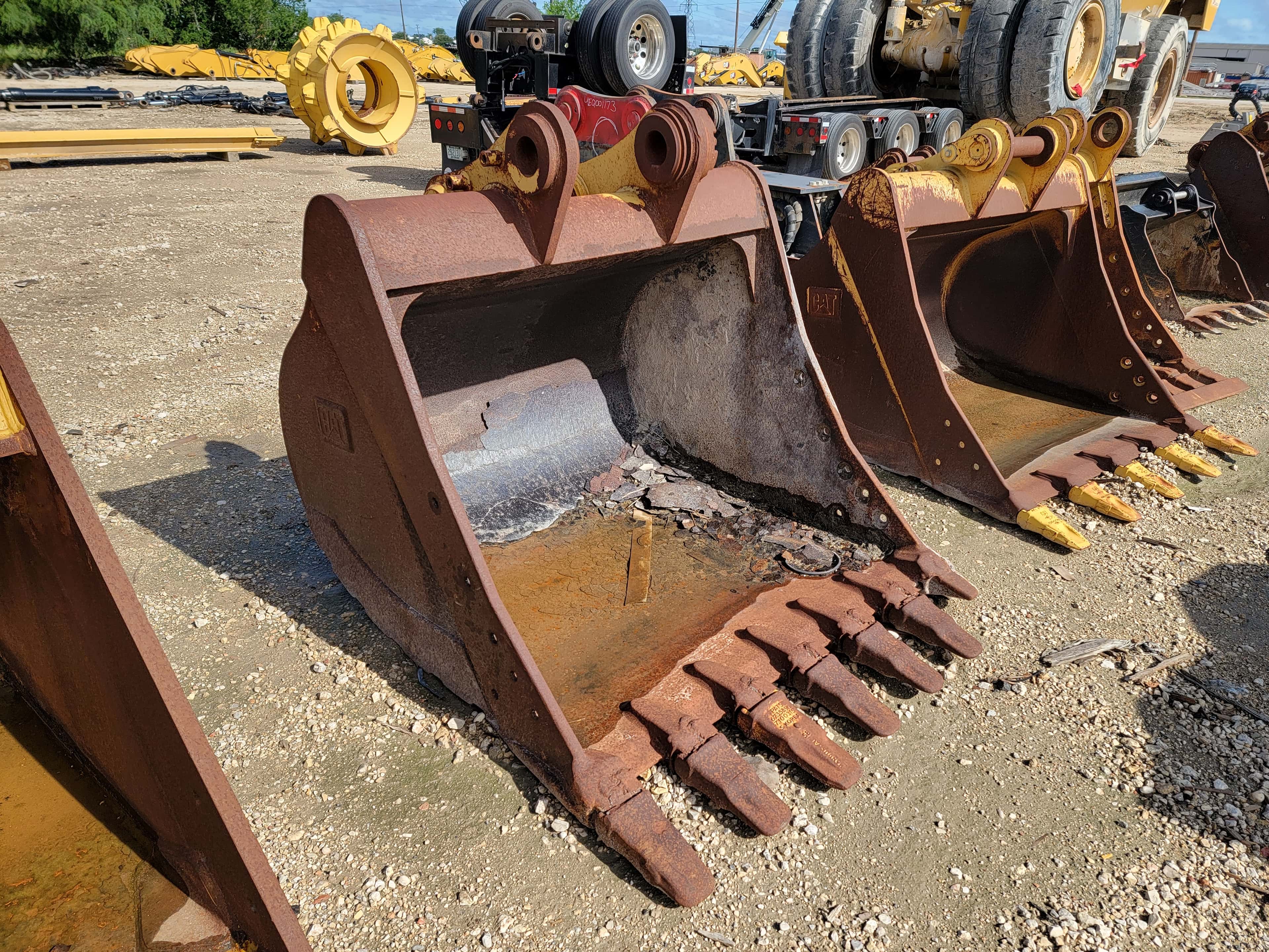 60" HD BUCKET   **MISSING TOOTH / ROUGH BUCKET**     MQ image