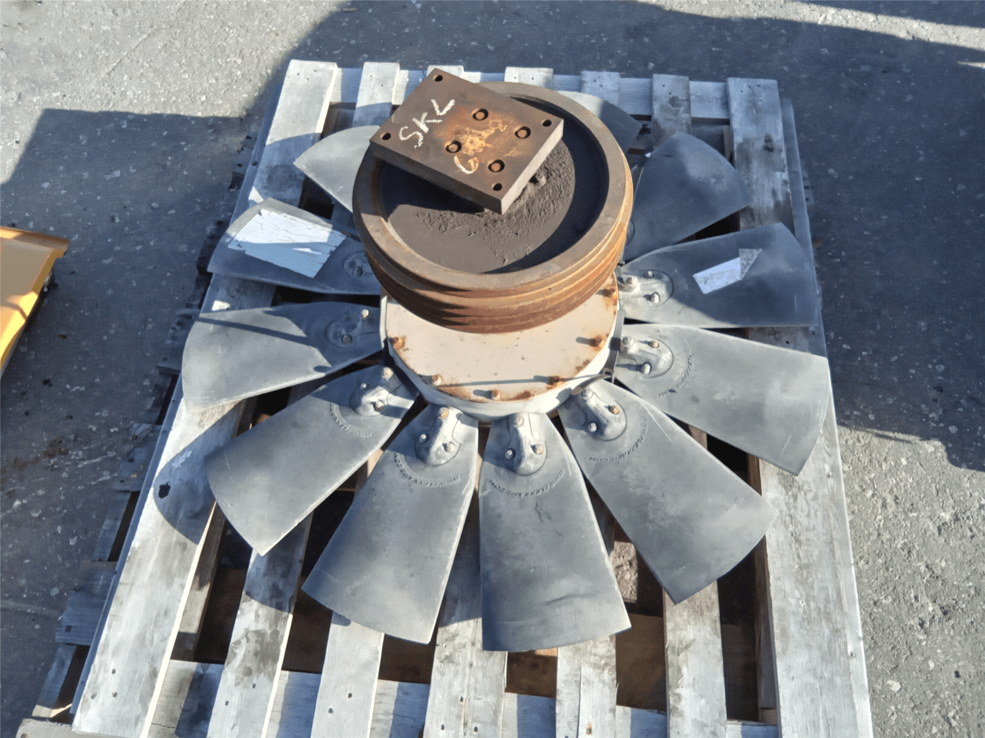 USED FAN AR REVERS image 1