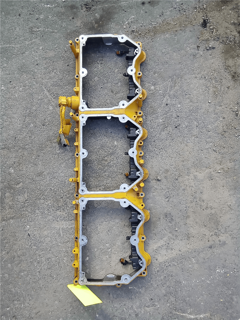 USED VALVE COVER image 1