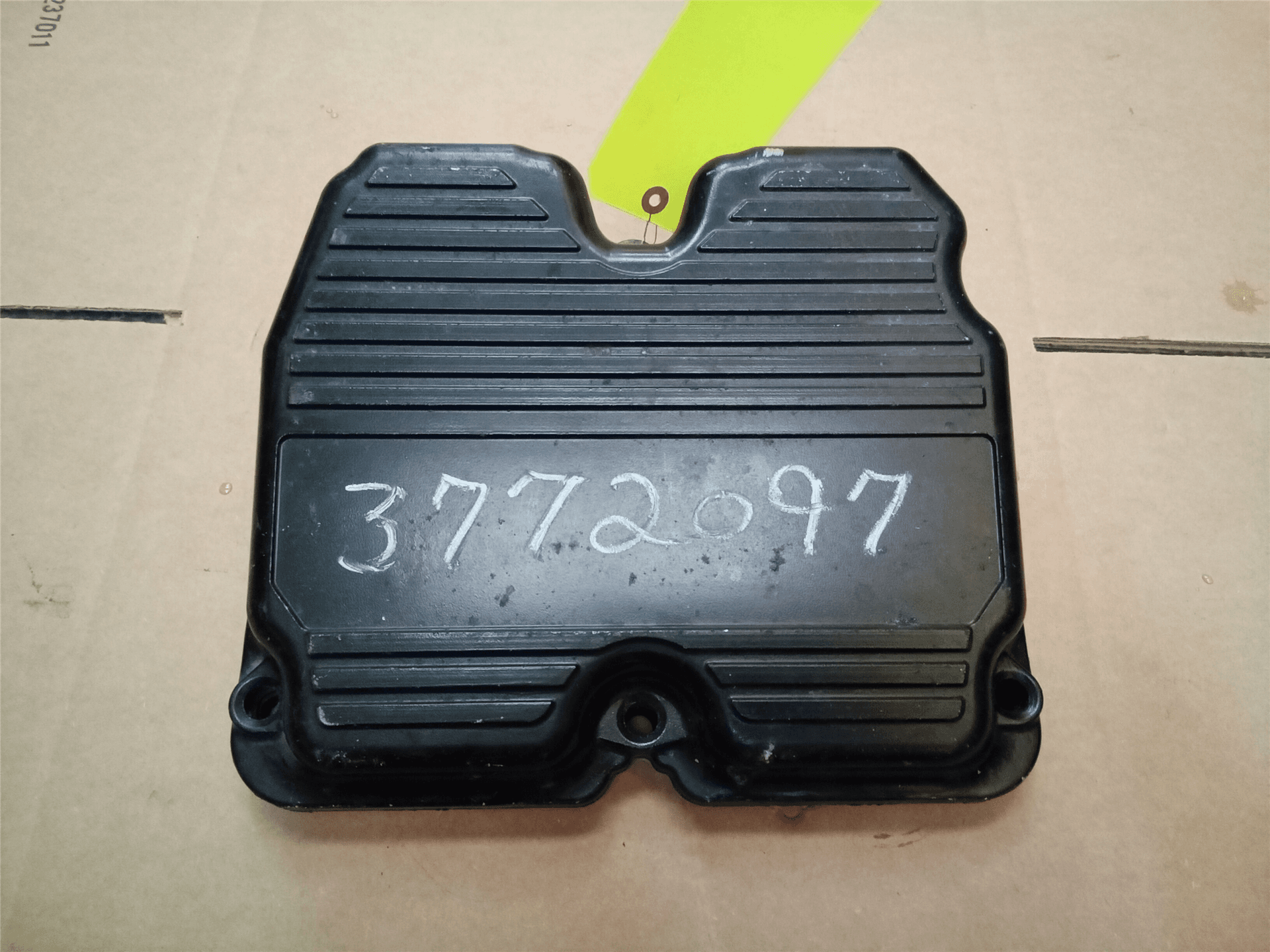 USED VALVE COVER image 1