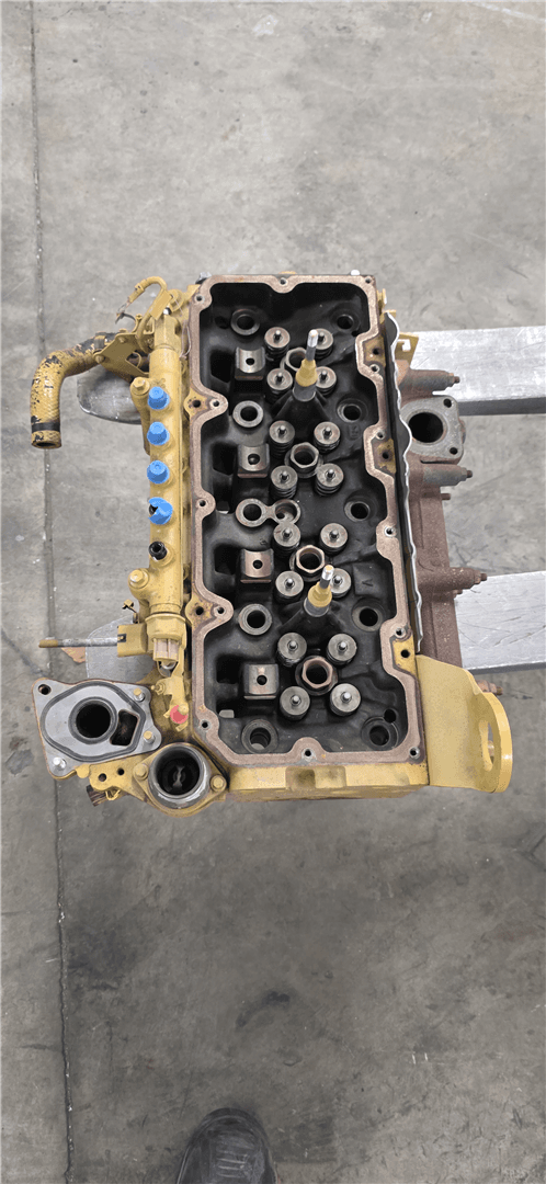 USED CYLINDER HEAD image 1