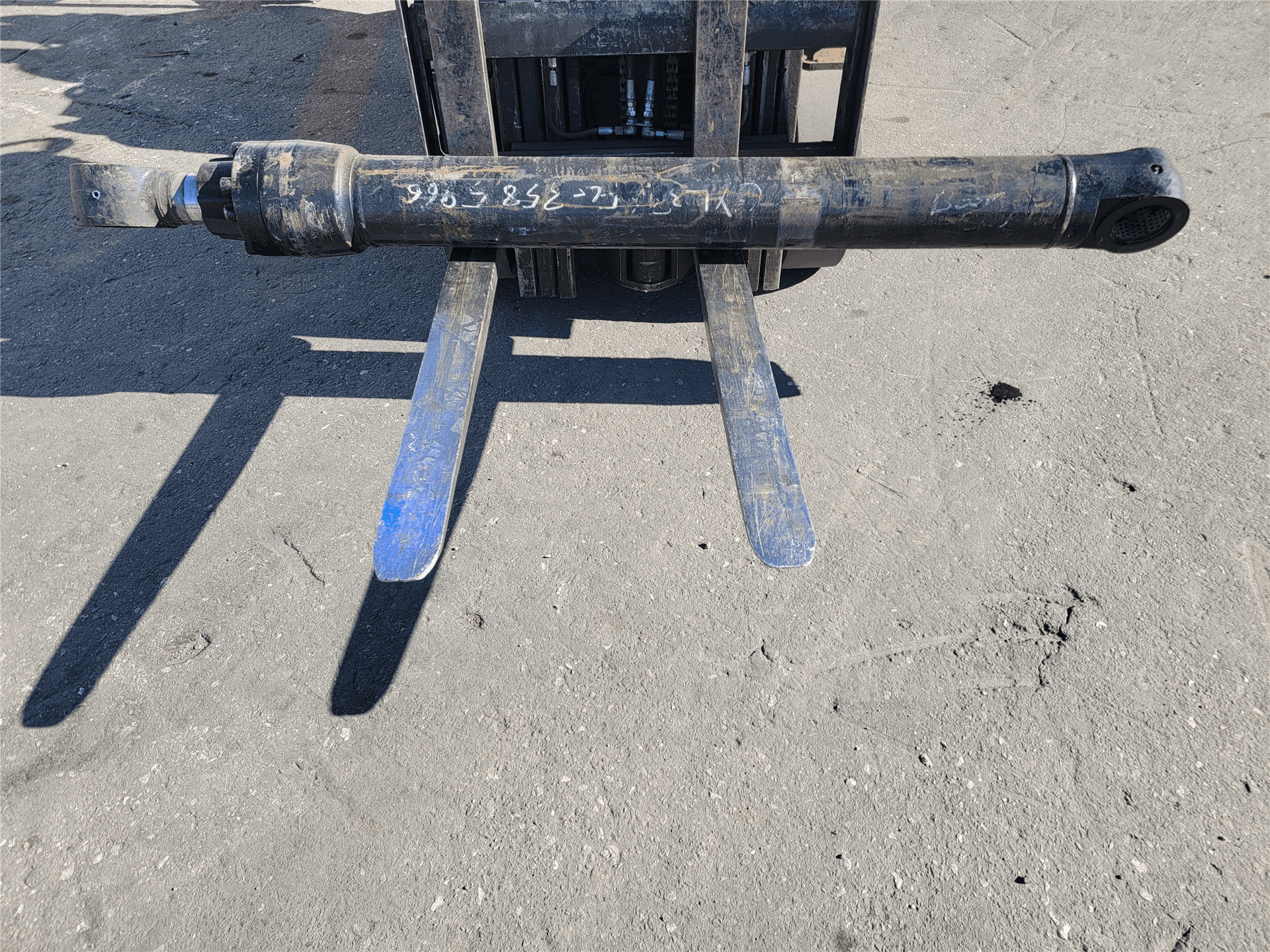 USED BOOM CYL image 1