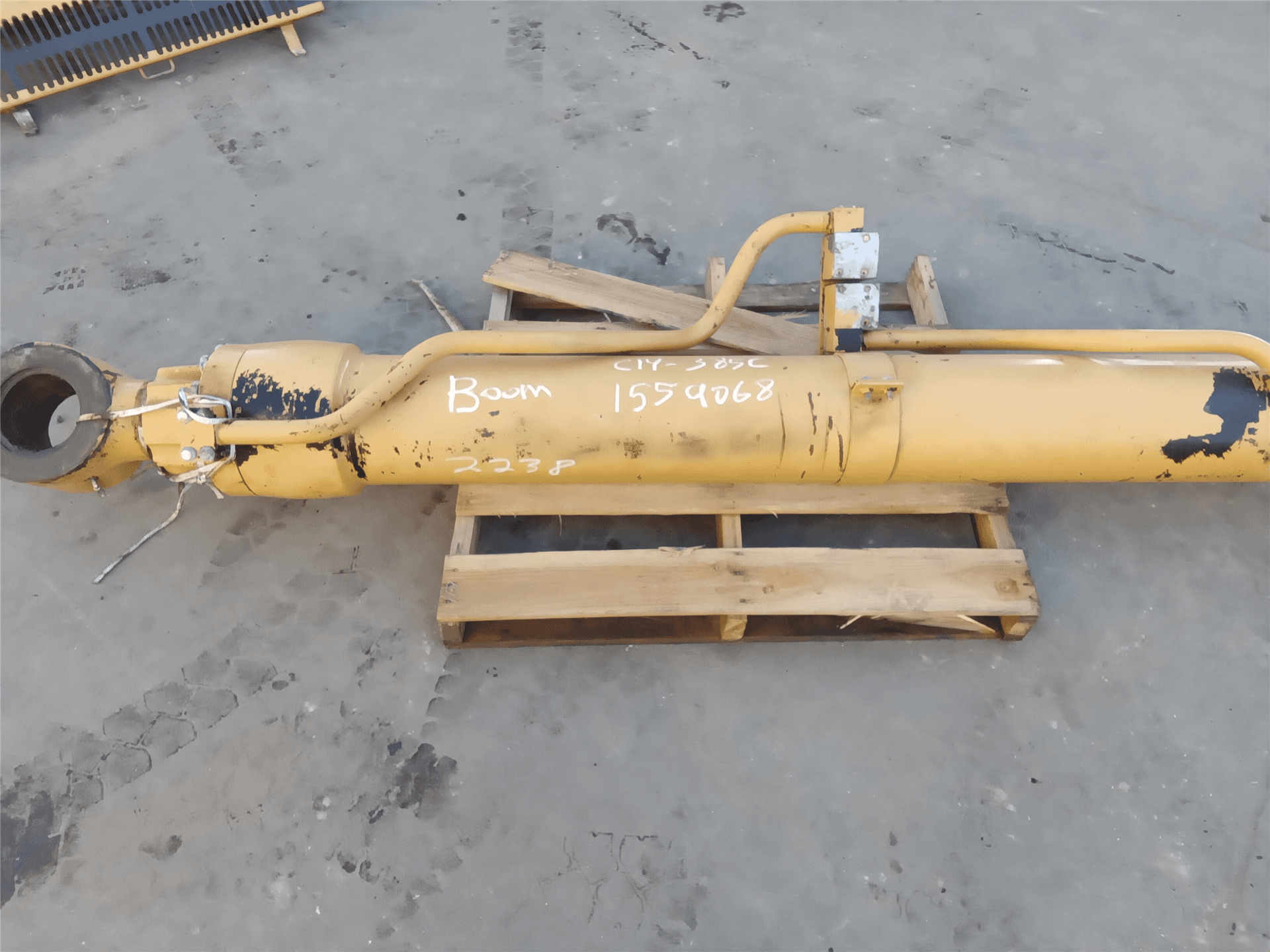 USED BOOM CYLINDER image 1