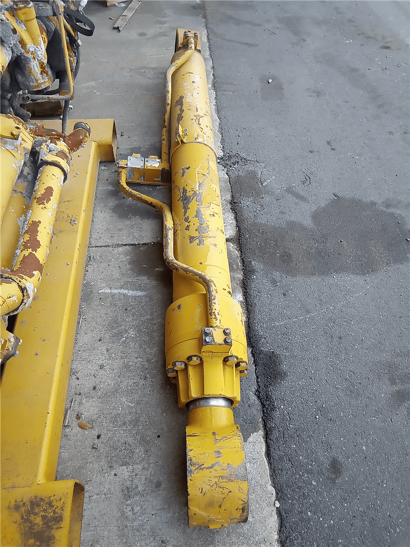 USED BOOM CYLINDER image 1