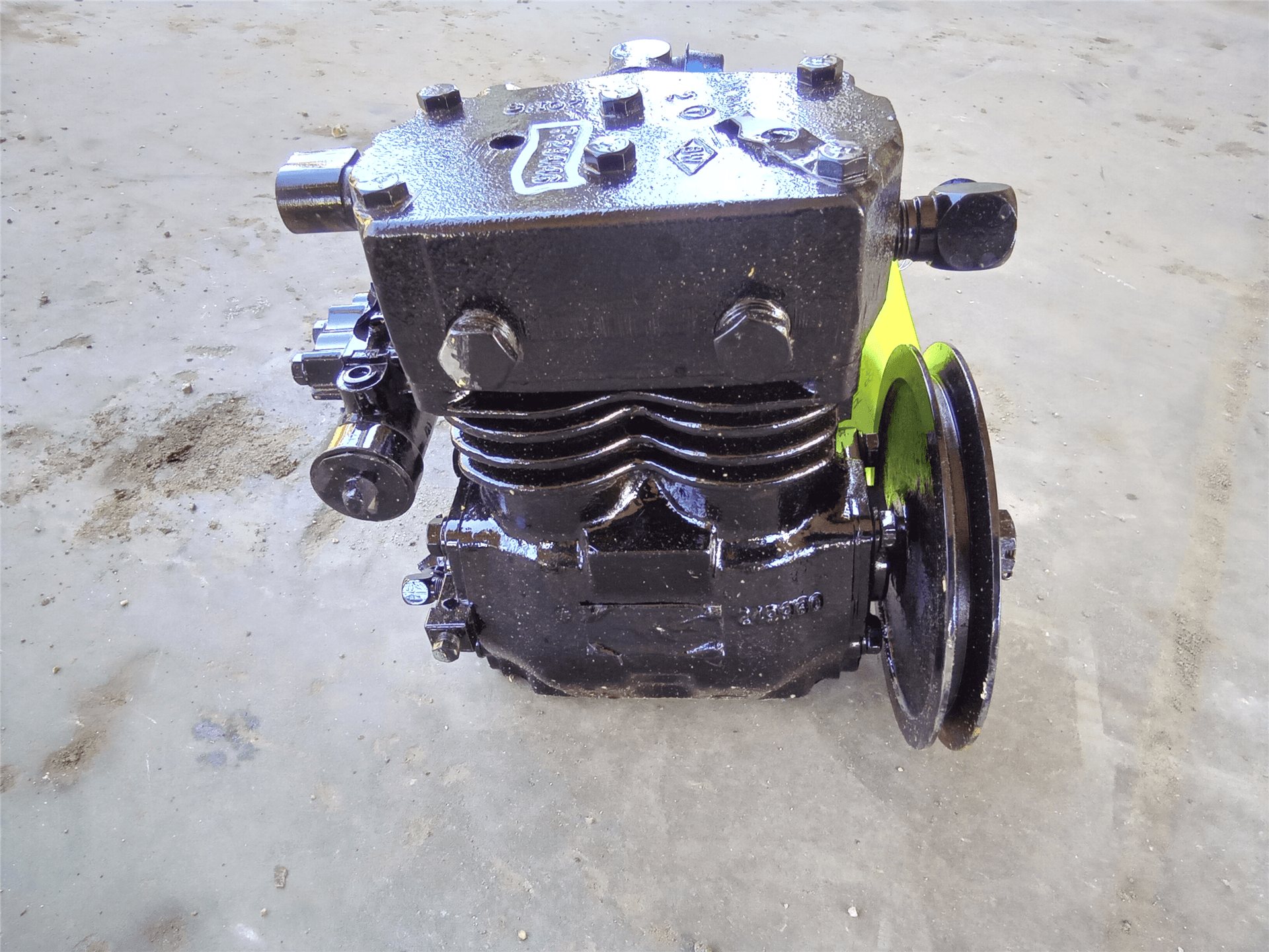 USED AIR COMPRESSO image 1