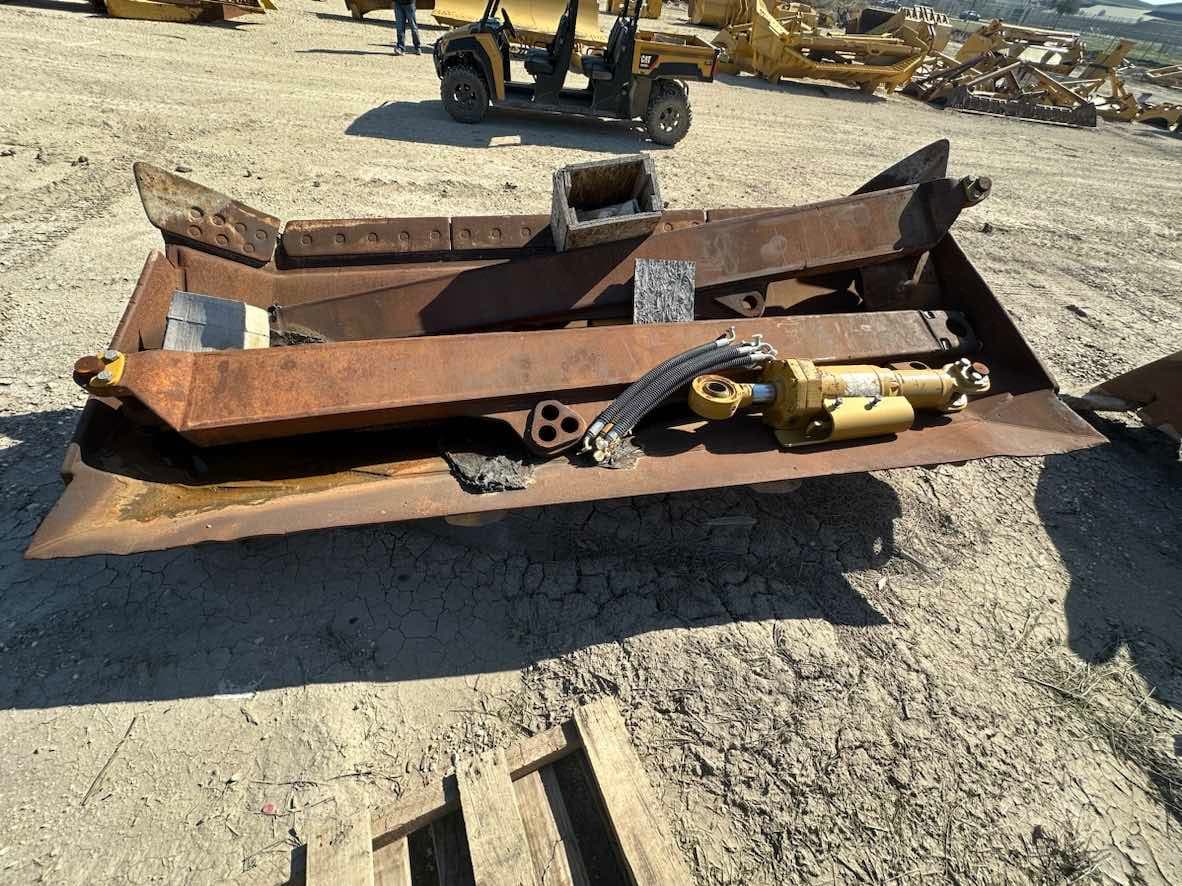 USED D8R/T SU BLADE  PUSH ARMS COMPLETE image 1