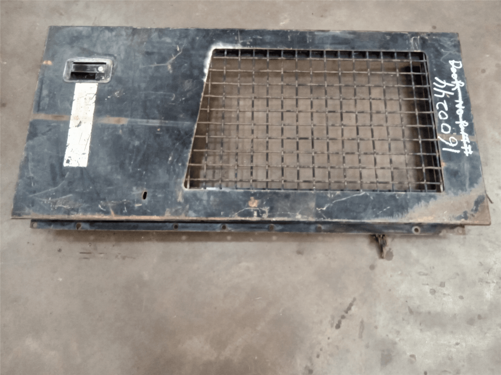 USED LH CAB DOOR G image 1