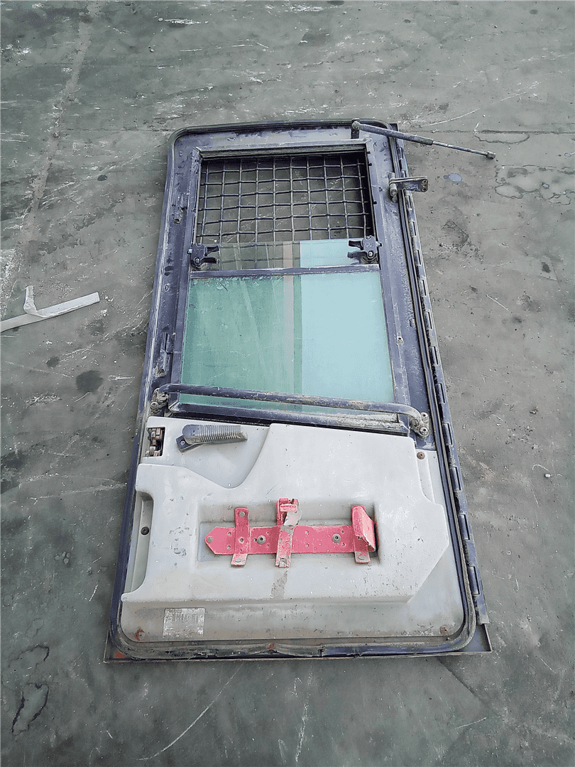 USED LH CAB DOOR G image 3