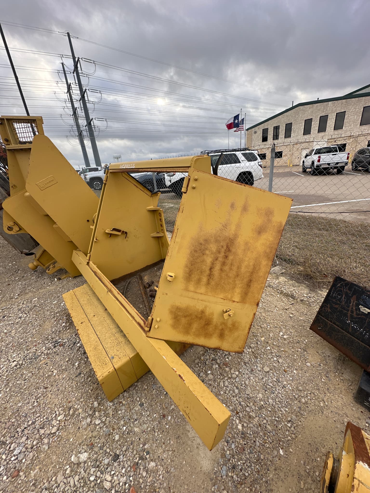 USED D9R/T WAST BOX W/ CLEANERS MQ image 1