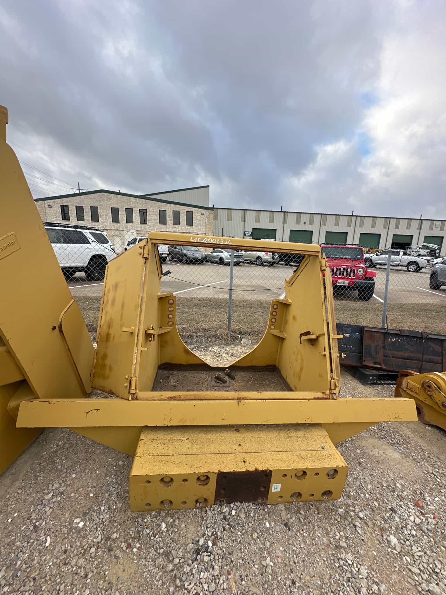USED D9R/T WAST BOX W/ CLEANERS MQ image 2