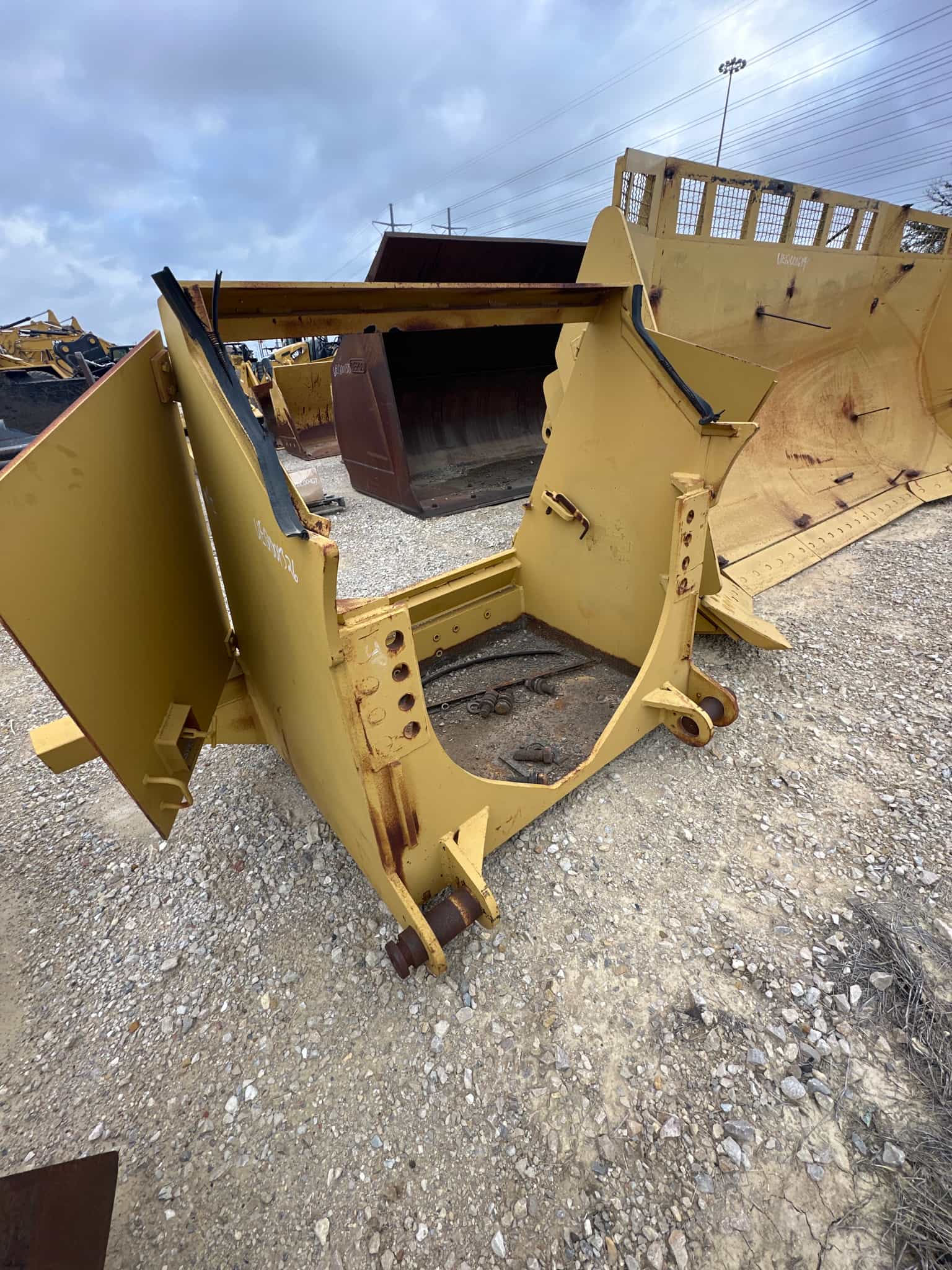 USED D9R/T WAST BOX W/ CLEANERS MQ image 3