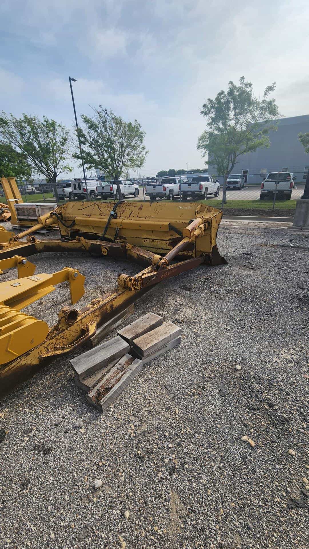 USED D6T XW TWIN TILT ANGLE BLADE - COMPLETE MQ image 2