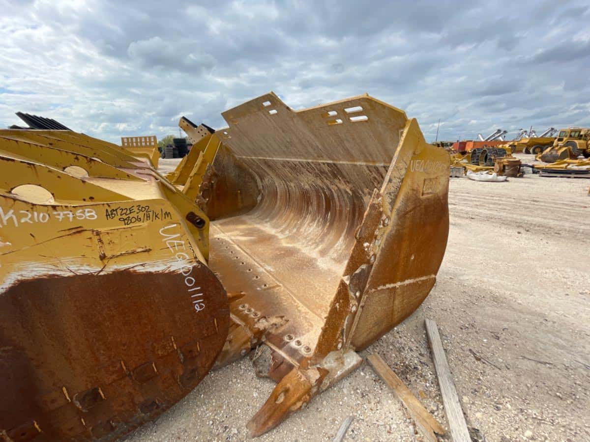 SLIGHTLY USED 988K ROCK BUCKET (323 HRS) P/N 4989992 10 YRDS MQ image