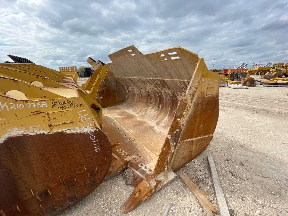 SLIGHTLY USED 988K ROCK BUCKET (323 HRS) P/N 4989992 10 YRDS MQ image 1