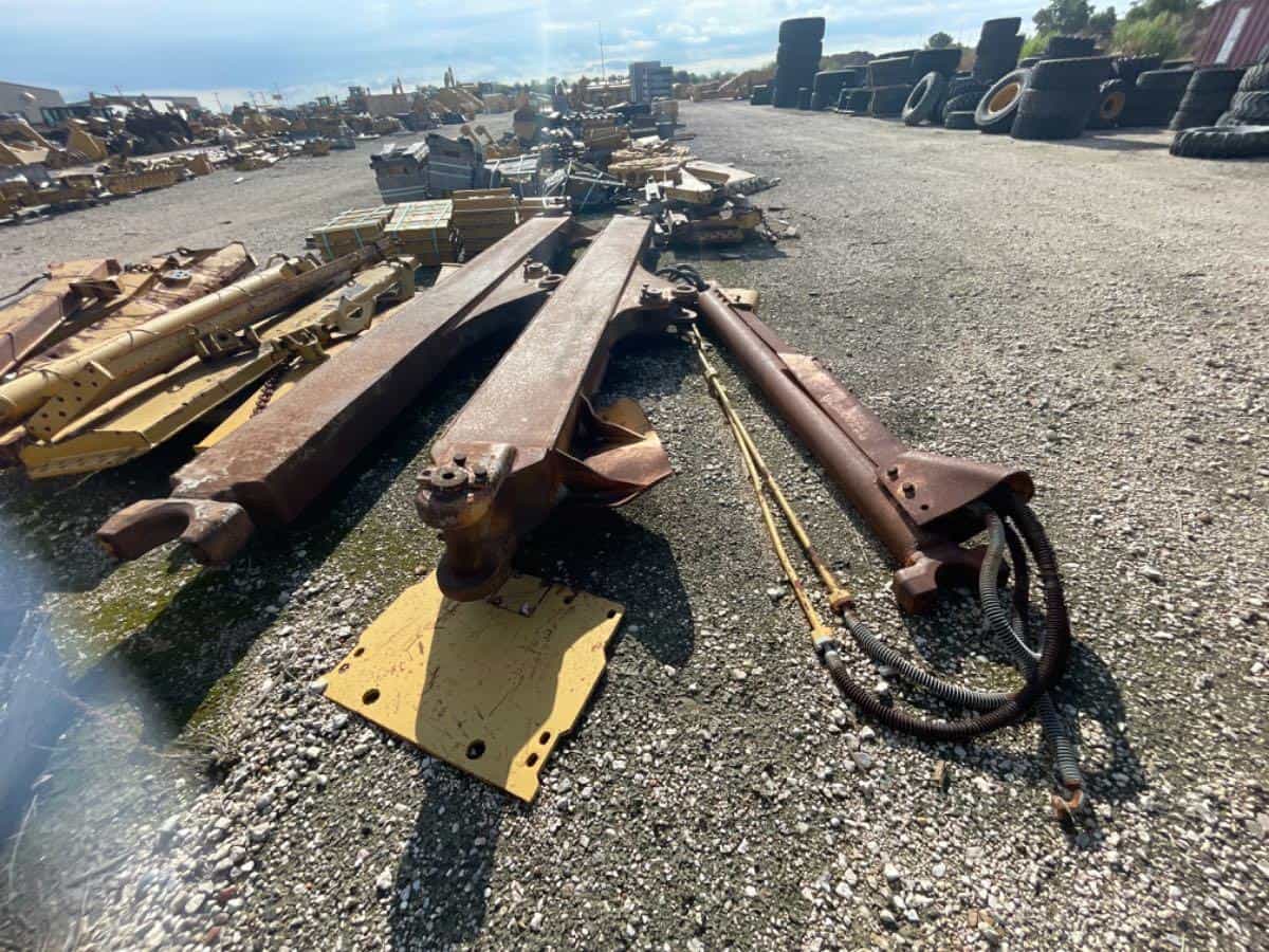 USED D11R/T PUSH ARMS W/ TAG LINK, BRACE & CYLINDER JBM image 4