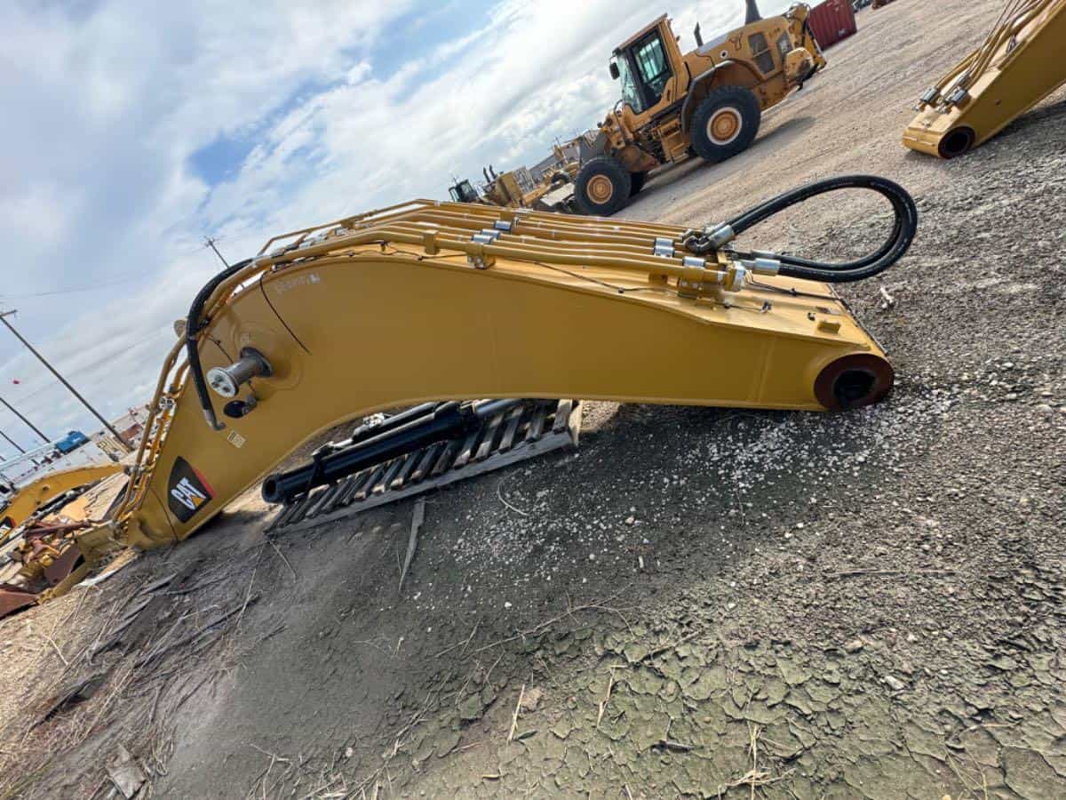 UNUSED BOOM FOR 374F W/BOOM CYLS, STK CYL AND HYD LINES MQ image 3