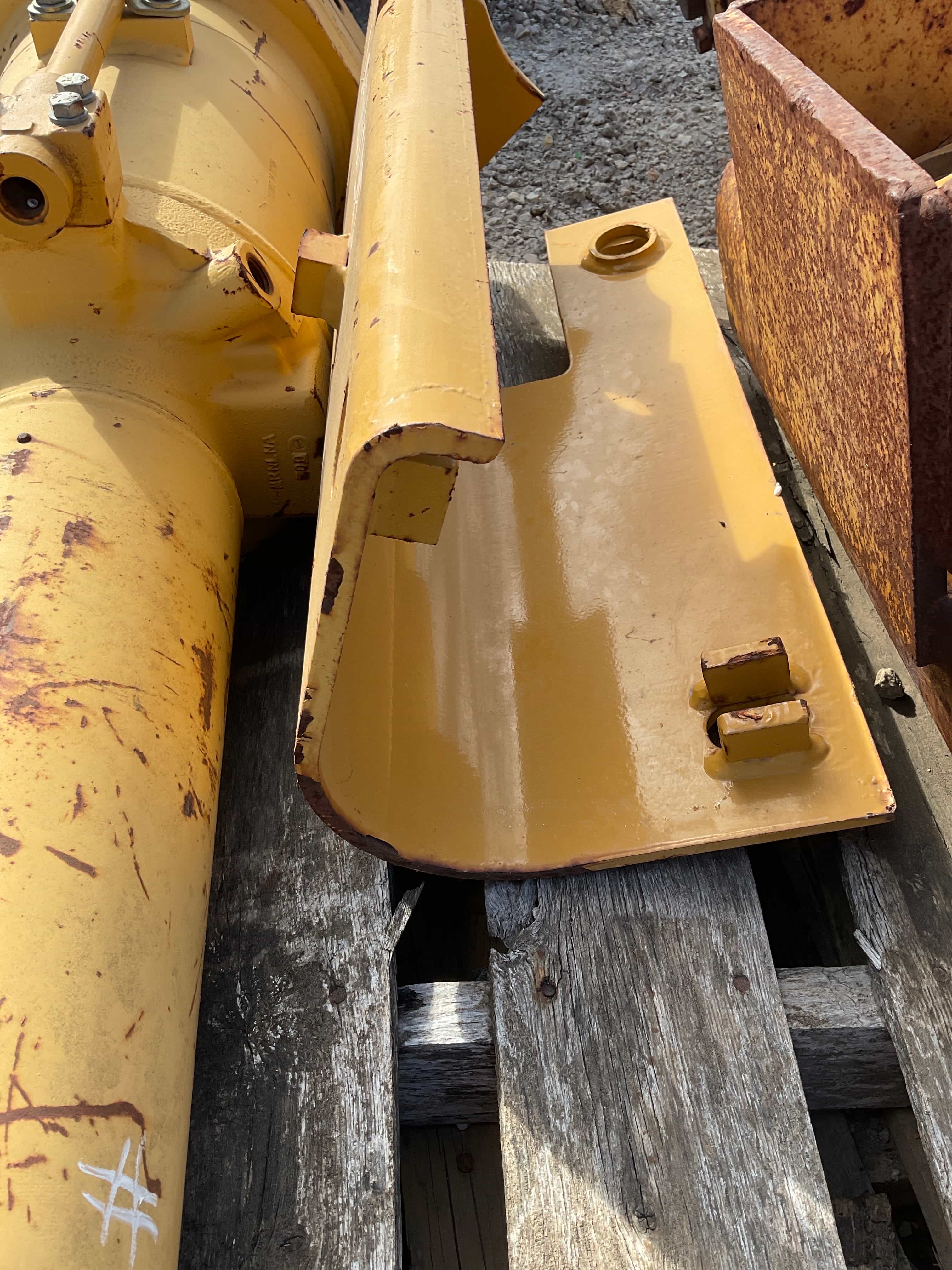 USED D10R/T SU BLADE W/ PUSH ARMS AND OTHER BLD PARTS MQ image 2