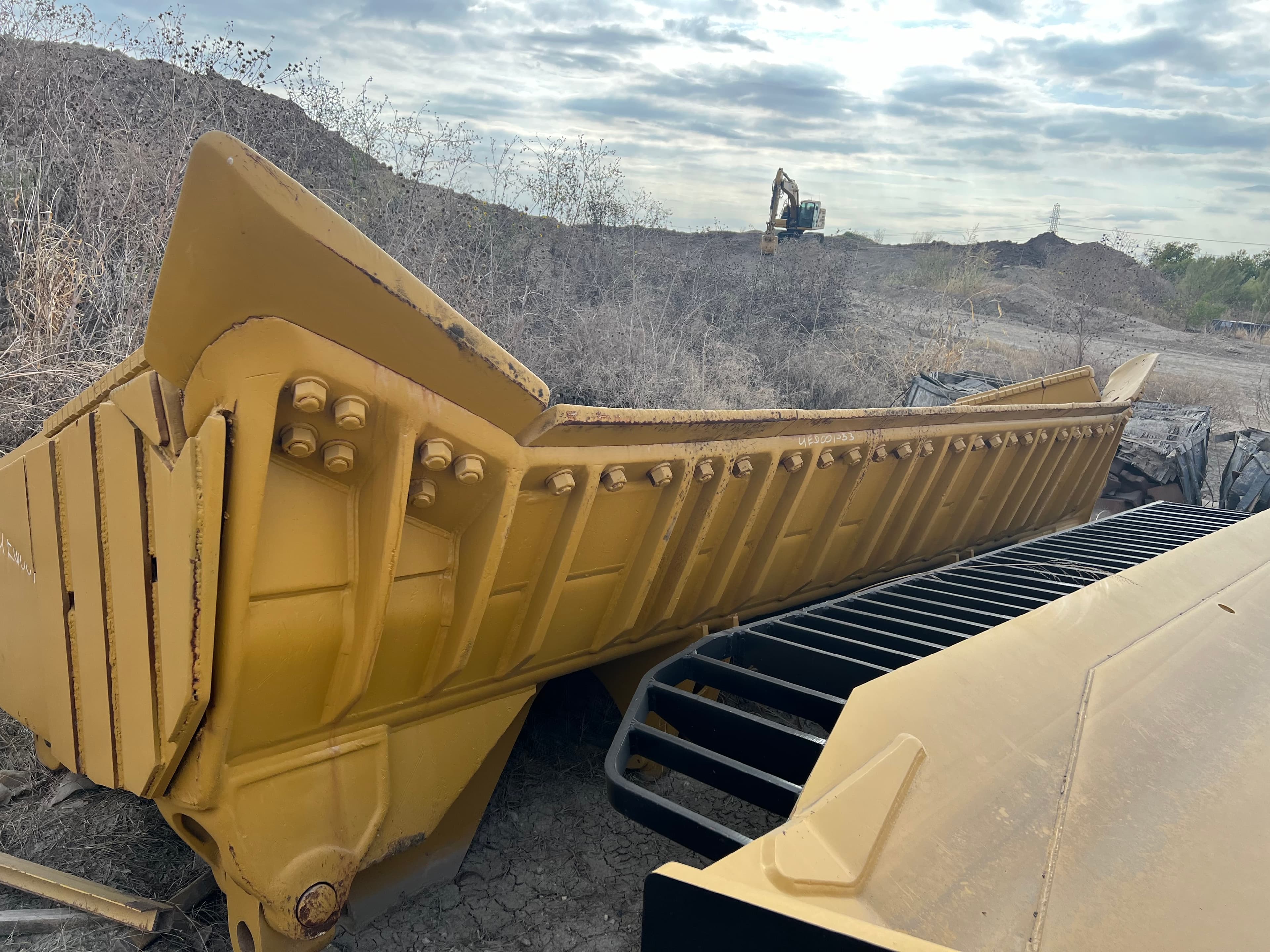 USED D10T SU BLADE COMPLETE MQ image 1